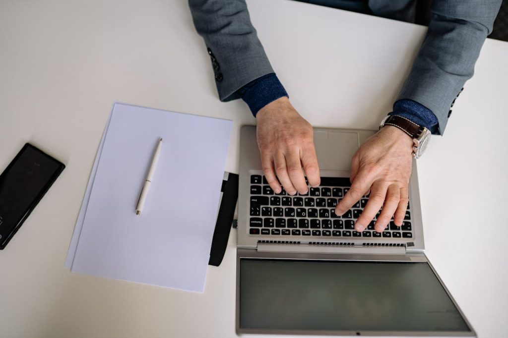 Fractional CFO som kontrollerer en kunds bankkontoer ved en Slik foregår vår ukentlige avstemming