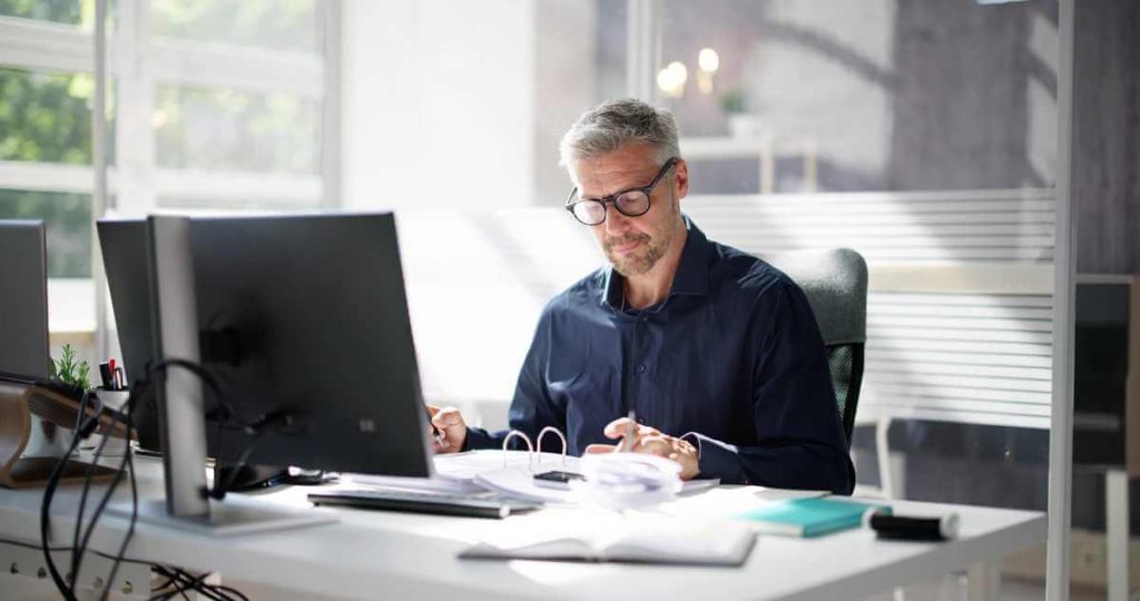 En fractional CFO som arbeider med å forbedre lønnsomheten i et selskap.