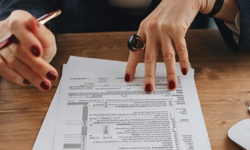 **Fractional CFO som går gjennom regnskapene.**
